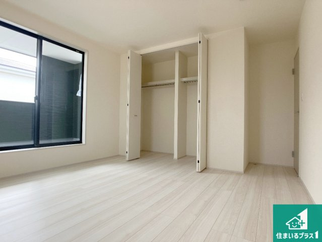 姫路市網干区坂出　第2期　新築一戸建ての洋室|寝室は心地よい眠りについてもらいたくて、シンプルかつ開放的な空間な設計にしています！大きな窓から差し込む日が心地いいです♪