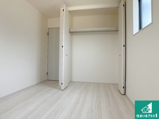 姫路市網干区坂出　第2期　新築一戸建ての洋室|収納スペースが充実しているので子供の成長に合わせてたくさん収納ができます！家族構成に合わせた様々な活用ができる収納！