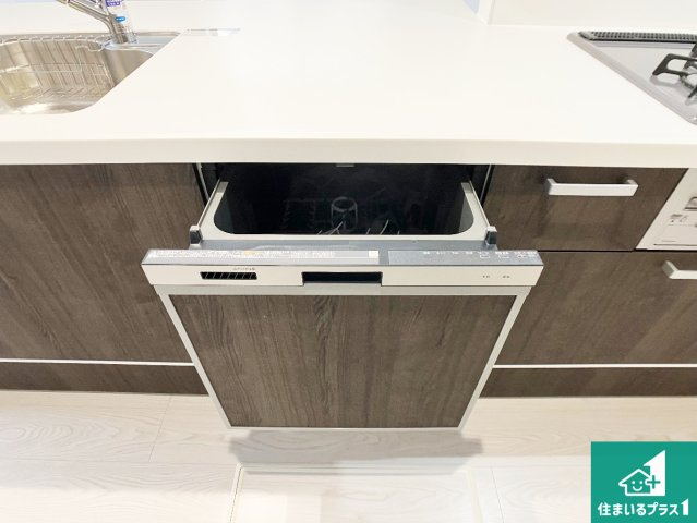 明石市西明石東町　第1期　新築一戸建ての設備|食事後の一仕事、食器洗いをボタン一つでお任せできちゃいます！場所を取らないビルトイン式なので、お料理スペースもしっかり確保！