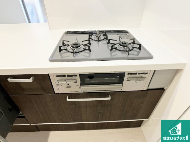 明石市西明石東町　第1期　新築一戸建ての設備|ダブル高火力Ｓｉセンサー付きコンロ！３口あるので、まとめて料理をする時も大活躍！