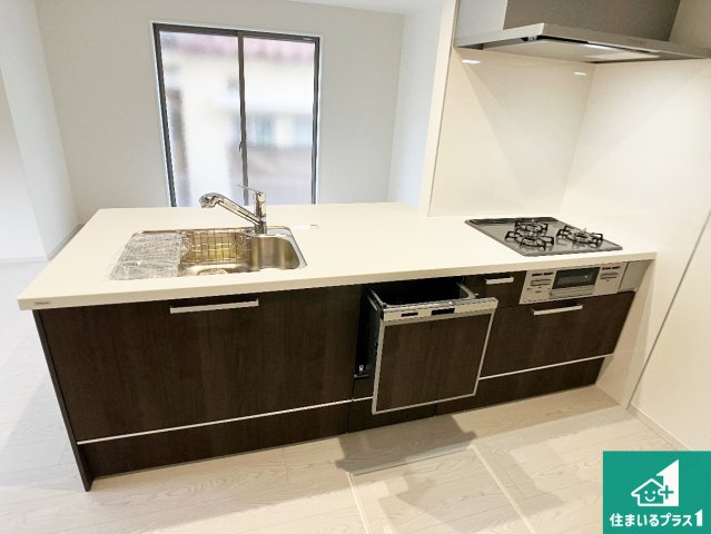 明石市西明石東町　第1期　新築一戸建てのキッチン|リビングと統一感があり、使い勝手のいいキッチン。広々としているので、二人並んで作業が出来ちゃいます。お子様と一緒に色々なお料理に挑戦できるスペースがあります。