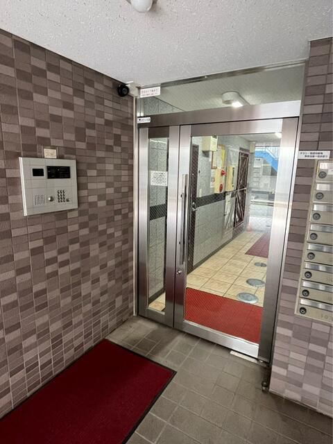 調布市多摩川５丁目の賃貸マンションのエントランス