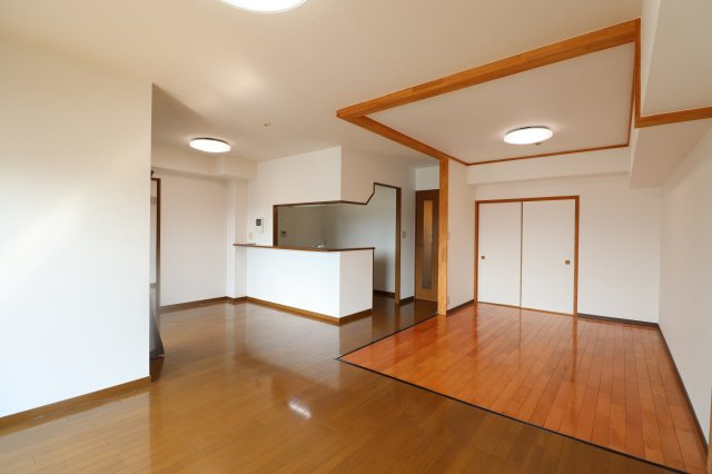 ダイアパレス六ツ門の居間・リビング|こちらのリビングで趣味の時間をお楽しみください