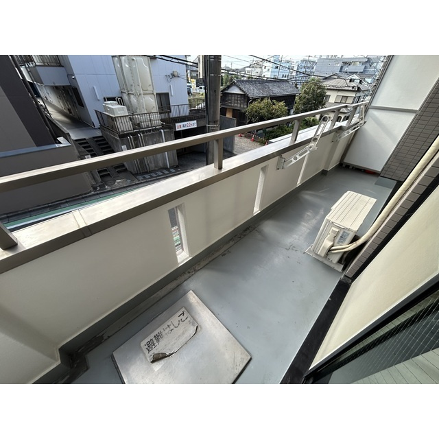 ステーションサイドビルのバルコニー|外からの目が気にならないバルコニーで洗濯物が干せます