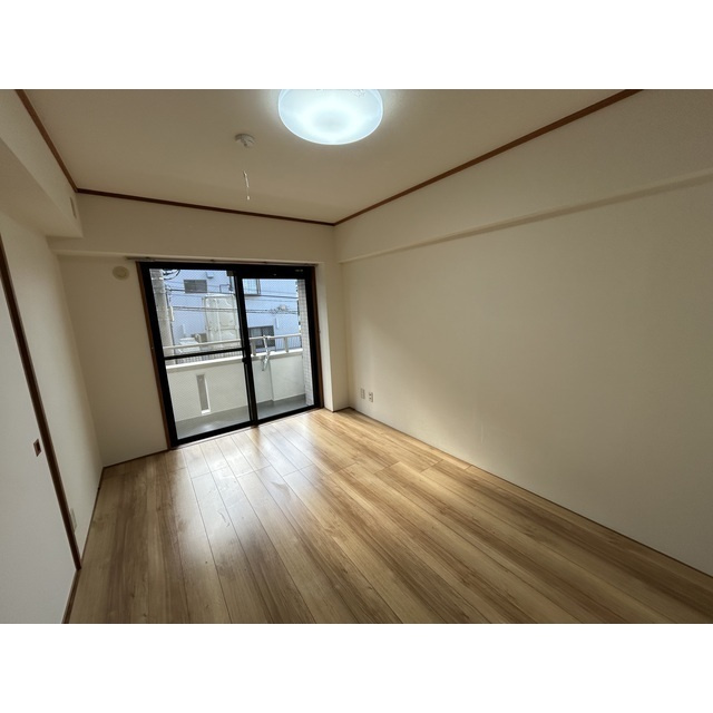 ステーションサイドビルの居間・リビング|こちらの居間で趣味の時間をお楽しみください