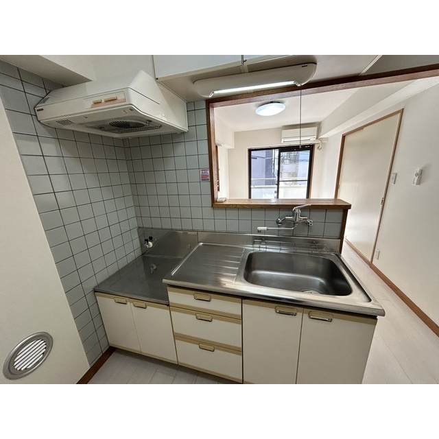 ステーションサイドビルのキッチン|コンパクトなキッチンで掃除もラクラク