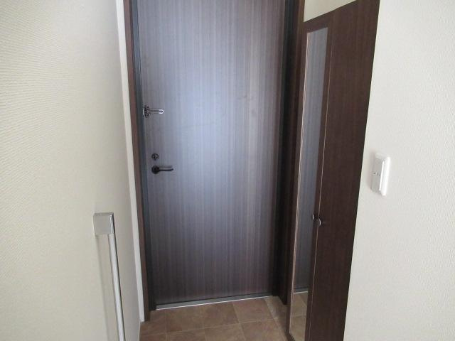 スマートグラン浦和岸町の玄関|収納もある玄関です