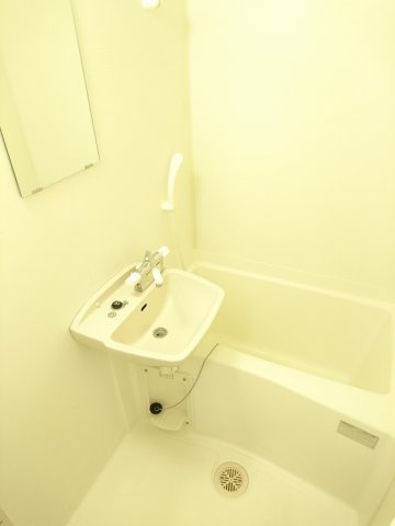 レオパレスシルフィーの浴室|ゆったり過ごせるお風呂です