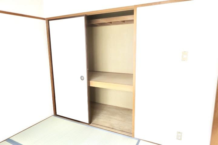 山口ハイツBの和室|柔らかい畳が心地よい和室