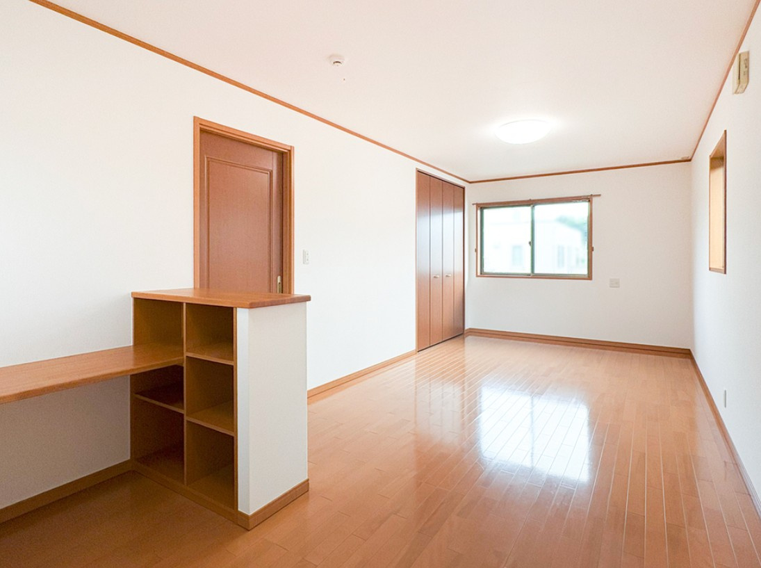 伊那市山寺　中古戸建の洋室|二面採光が嬉しい洋室。