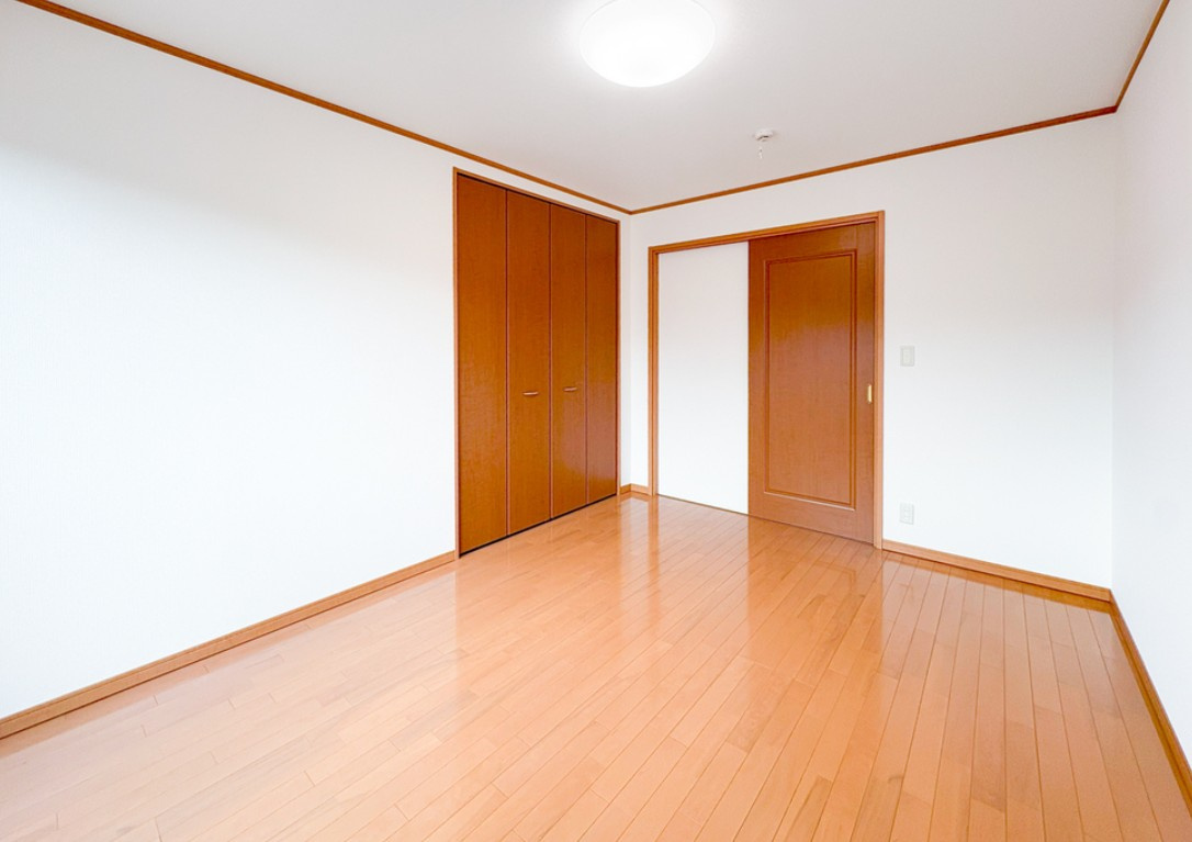 伊那市山寺　中古戸建の洋室|全居室収納付きです。