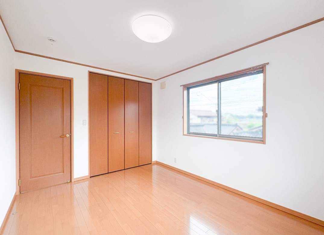 伊那市山寺　中古戸建の洋室|窓が大きく明るい洋室。