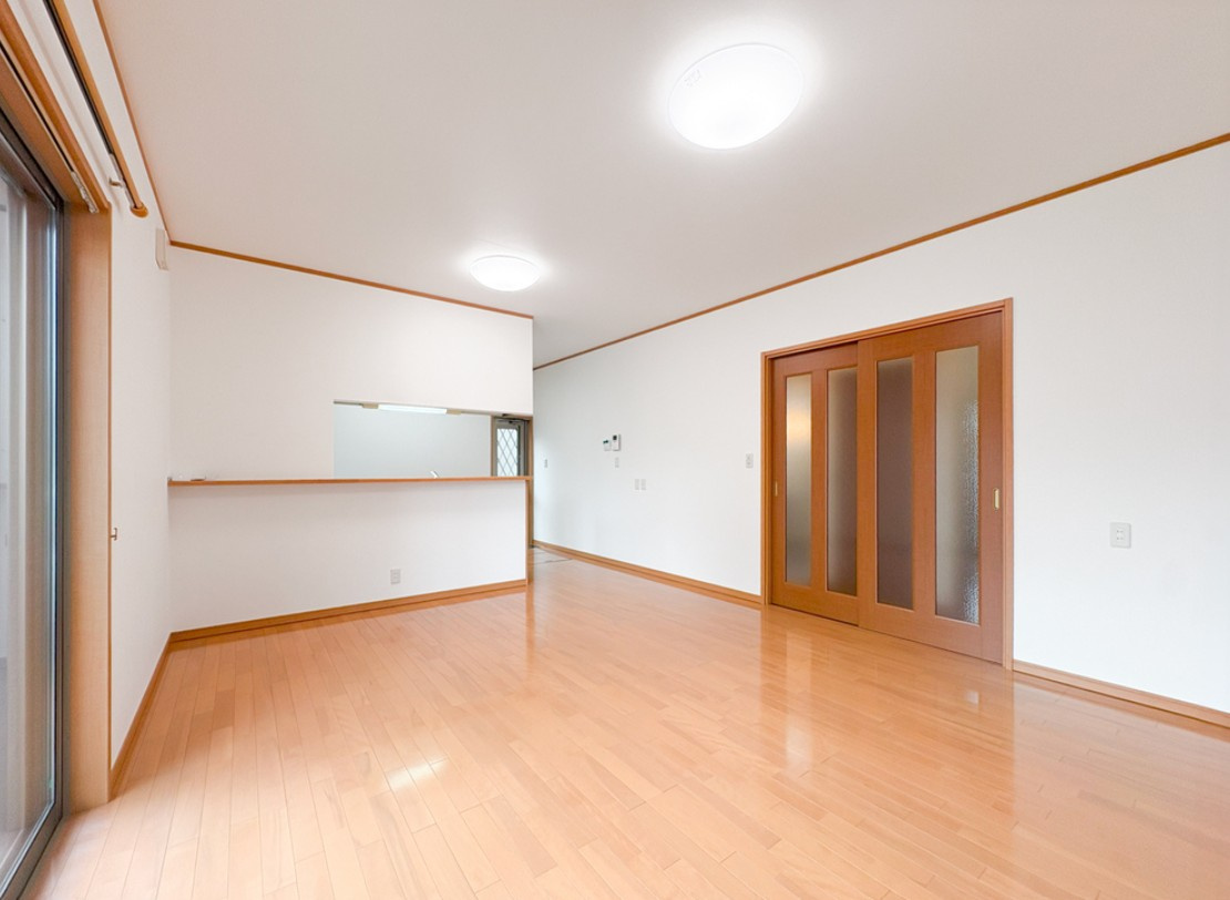 伊那市山寺　中古戸建の居間・リビング|LDKは約17帖、対面キッチンでお料理しながら会話も弾む。