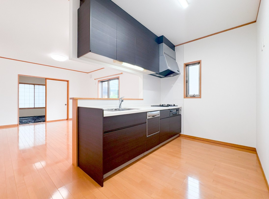 伊那市山寺　中古戸建のキッチン|落ち着いた雰囲気で収納豊富なキッチンです。