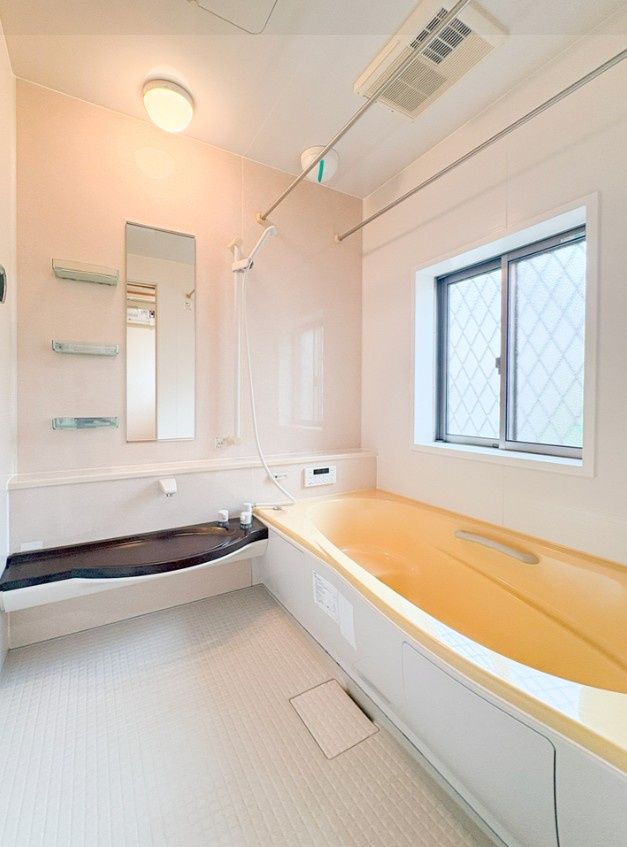 伊那市山寺　中古戸建の浴室|窓付で換気に優れたバスルーム。