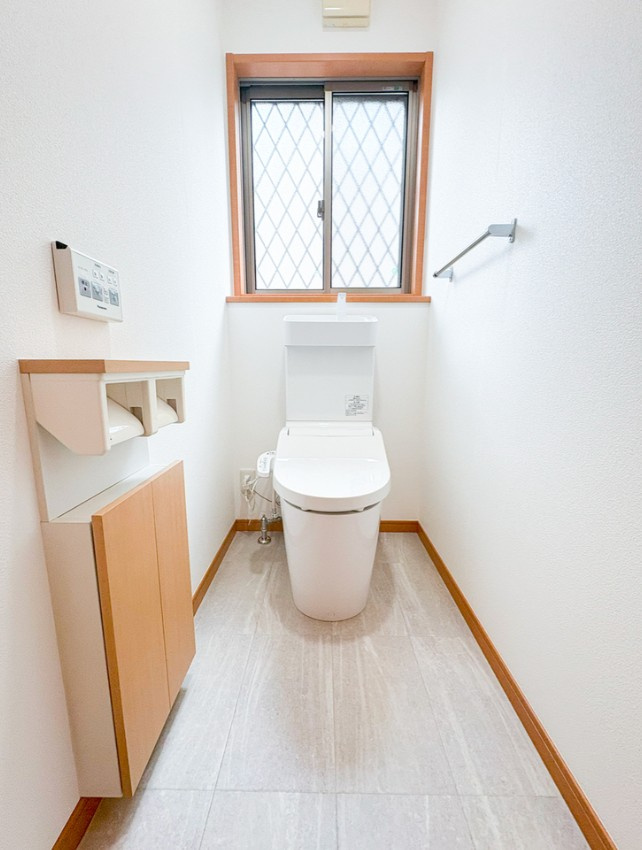 伊那市山寺　中古戸建のトイレ|窓付で換気に優れたトイレ。