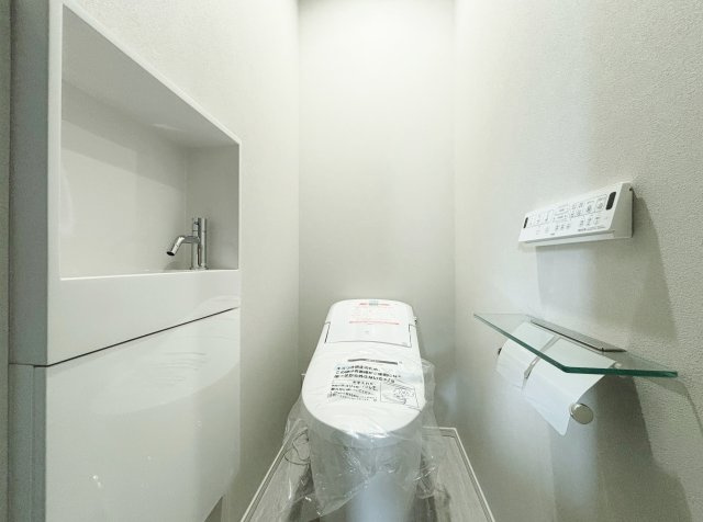 板橋区高島平5丁目 全2棟 A号棟のトイレ|1階トイレは手洗いカウンターつきです
トイレは各階に設置しているので忙しい浅井も便利です(A号棟)