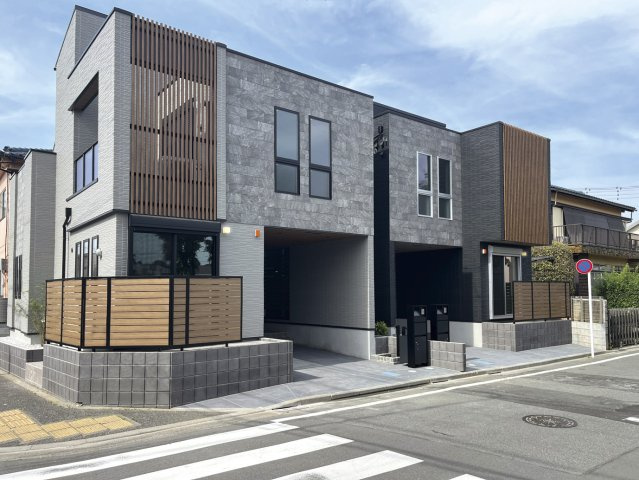 板橋区高島平5丁目 全2棟 A号棟の外観|南側約6ｍ公道×西側約12ｍ公道に面する角地を含む整形地の全2棟
西側にはガードレールの歩道を設けているので小さなお子様も安心です
敷地南側は公園につき彩光や風通しの良い住環境です