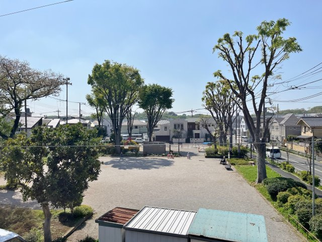 板橋区高島平5丁目 全2棟 A号棟の前面道路含む現地写真|建物南側は自然豊かな公園が広がります
陽当たり通風な心地よい立地
お住まいから季節の移ろいを愉しむことができます