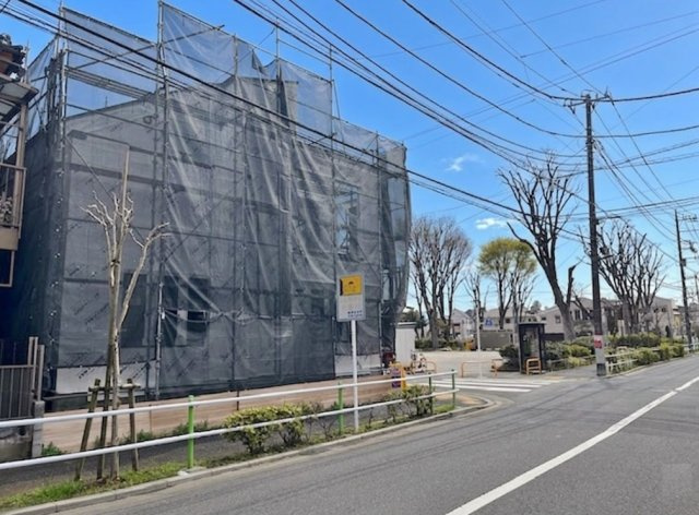 板橋区高島平5丁目 全2棟 A号棟の外観|南側約6ｍ公道×西側約12ｍ公道に面する角地を含む整形地の全2棟
西側にはガードレールの歩道を設けているので小さなお子様も安心です
敷地南側は公園につき彩光や風通しの良い住環境です