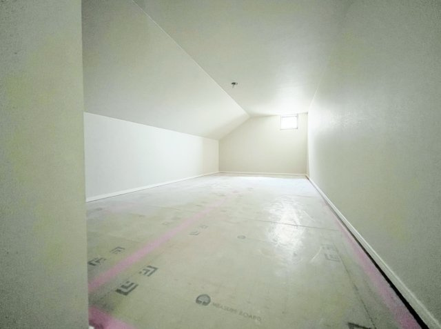 板橋区高島平5丁目 全2棟 A号棟の間取り|家の中心でもあるLDKは20帖の開放感
リビング+水回りを配した生活しやすい間取りです
足元が安定する固定階段のロフトつき
建物面積に車庫部分4.96㎡含む