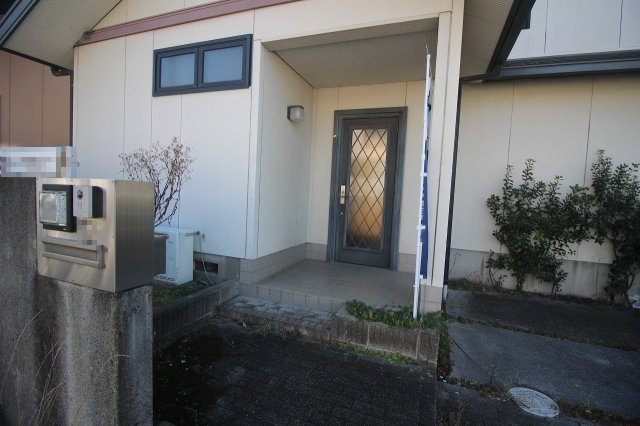 小山市間々田　1期の玄関|落ち着いた雰囲気の玄関まわりです。屋根付きのアプローチで雨の日も安心して出入りできます。広めのタイル敷きで荷物の出し入れもしやすい造りです。