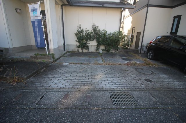 小山市間々田　1期の駐車場|並列で2台ほど停められる駐車スペースです。前面道路もゆったりしており、車の出し入れがしやすい配置になっています。
