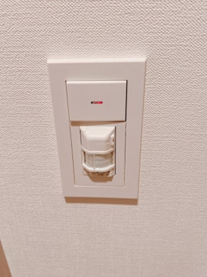 【設備】 | TOP COURT都島 | 玄関　人感照明