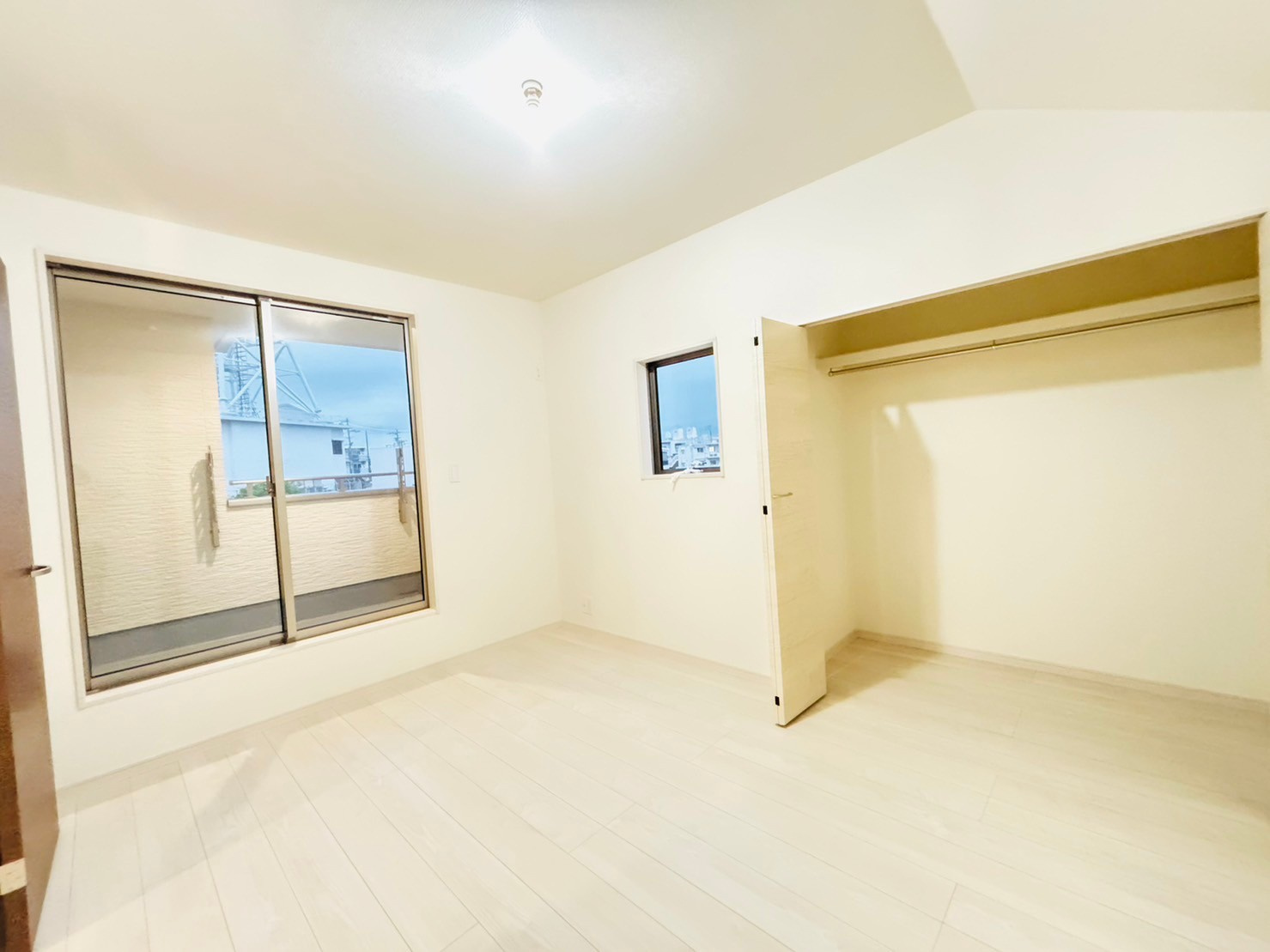 LG南城市佐敷新里〈３号棟〉の洋室