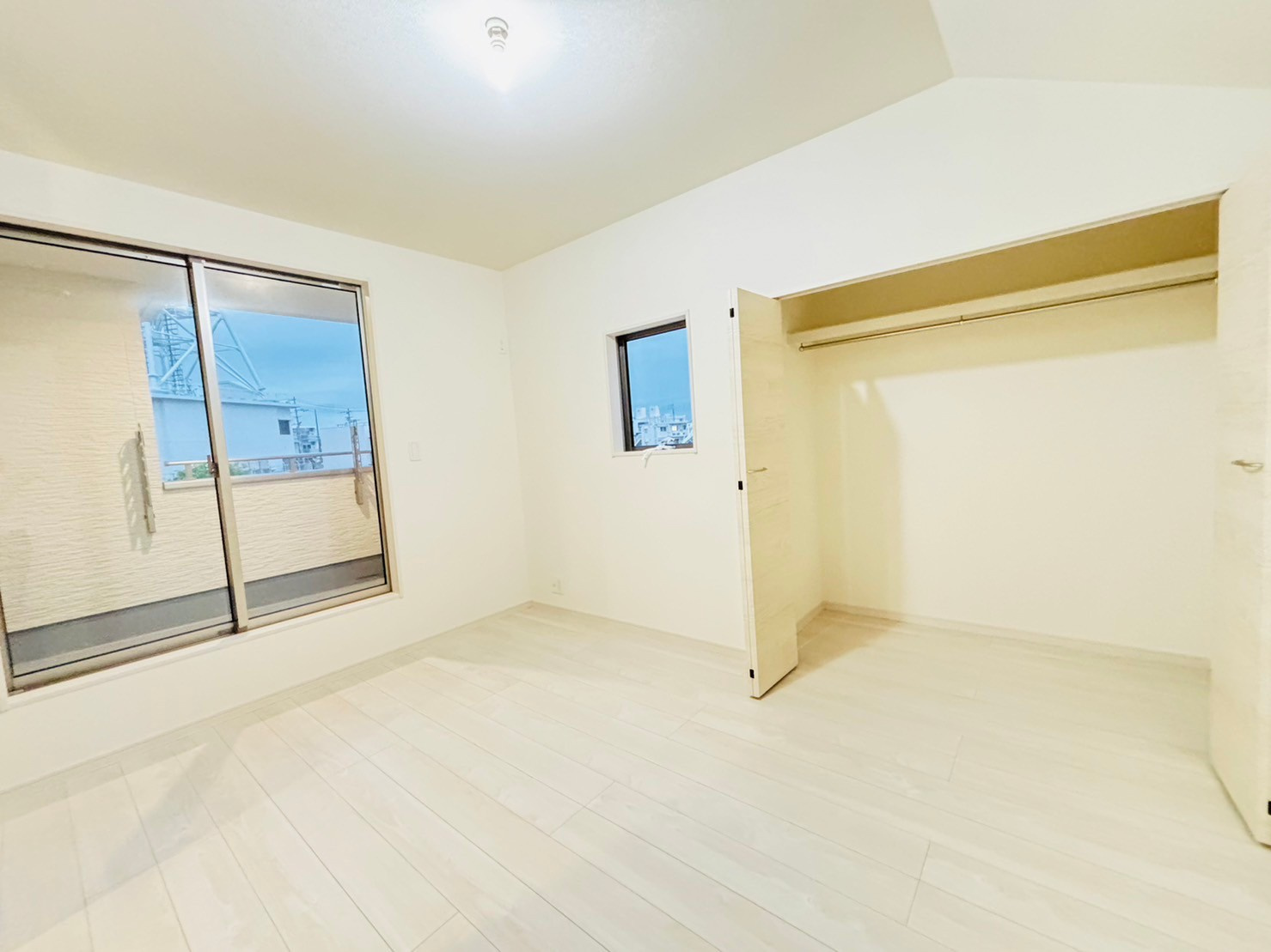 LG南城市佐敷新里〈３号棟〉の洋室