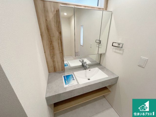 加古川市野口町良野　新築一戸建ての独立洗面台|清潔感のある洗面台です。フラットな鏡は掃除がしやすく毎日清潔！鏡裏には収納があるのでスッキリとした洗面台が保てます。