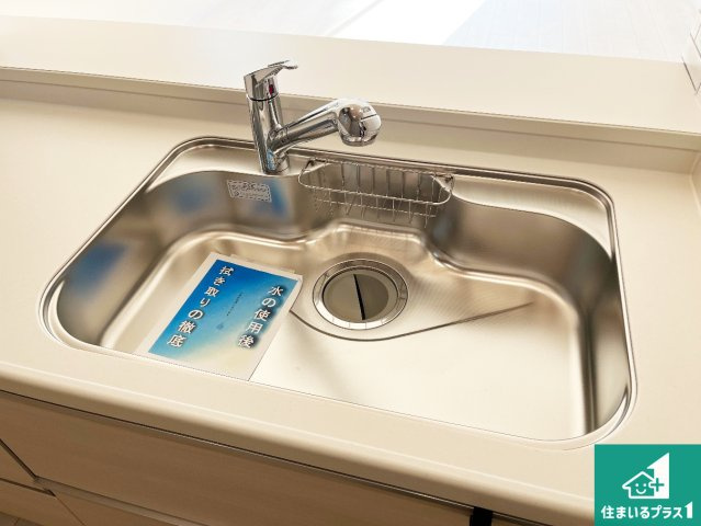 加古川市野口町良野　新築一戸建ての独立洗面台|清潔感のある洗面台です。フラットな鏡は掃除がしやすく毎日清潔！ホースは引き出して使えるので洗顔やお掃除の際に便利です！