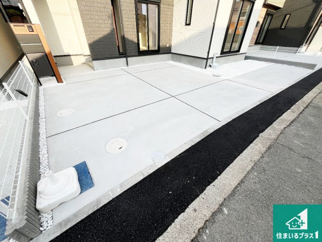 加古川市野口町良野　新築一戸建ての駐車場|並列２台駐車可能！ゆとりの駐車スペースで車庫入れもスムーズ！