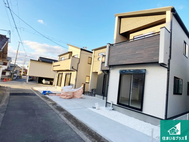 加古川市野口町良野　新築一戸建ての前面道路含む現地写真|周辺は閑静な住宅街！前面道路広々で車の出し入れも便利です。駐車が苦手な方でも安心して車庫入れできます！