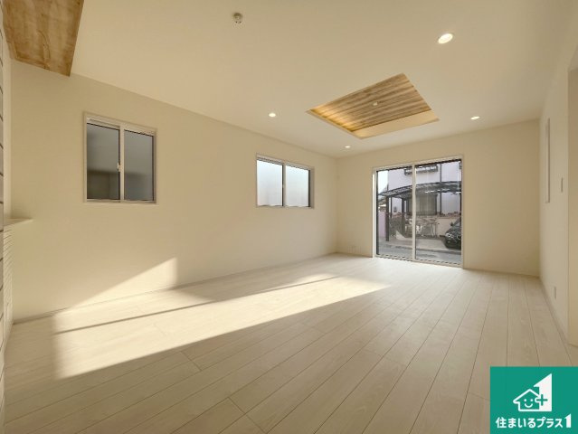 加古川市野口町良野　新築一戸建ての居間・リビング|日当たり良好の明るいリビングで朝の目覚めもスッキリできそう！対面キッチンでご家族のコミュニケーションも自然と増える設計！小さなお子様が遊ぶスペースを作っても広々とくつろげるLDK！