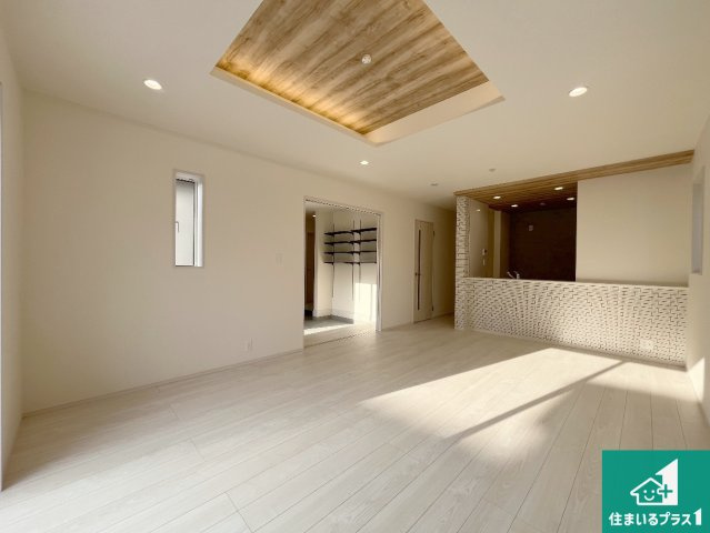 加古川市野口町良野　新築一戸建ての居間・リビング|シンプルなリビングは、観葉植物等のインテリアを楽しめますね！パパ好みにも、ママ好みにも家具次第で雰囲気を変えることができます！