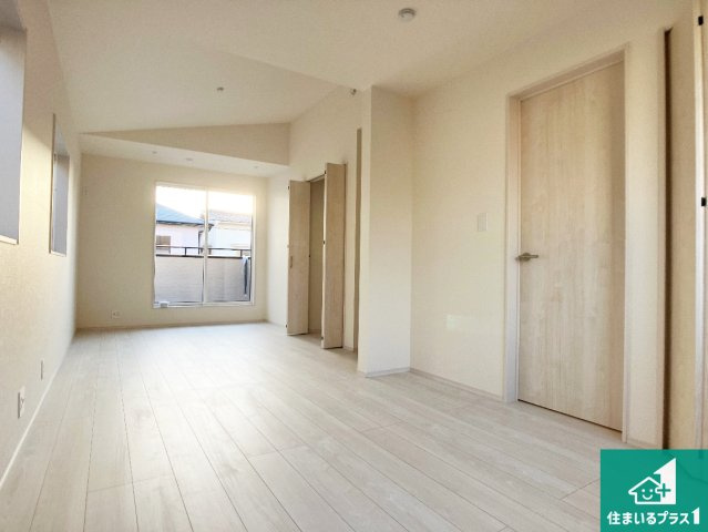 加古川市野口町良野　新築一戸建ての洋室|寝室は心地よい眠りについてもらいたくて、シンプルかつ開放的な空間な設計にしています！大きな窓から差し込む日が心地いいです♪