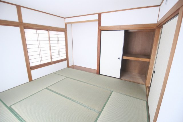 小山市横倉新田　1期の和室|客間やお子様のお昼寝スペースにも使いやすい1階8帖和室！収納付きでお部屋もスッキリ片付きます！