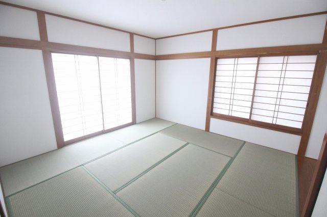 小山市横倉新田　1期の和室|2面採光で明るさを感じられる1階和室！畳の香りに癒される落ち着いた空間です！