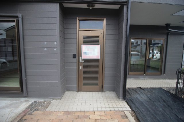小山市横倉新田　1期の玄関|屋根付きで雨の日の出入りも安心な玄関ポーチ！落ち着いた外観カラーが上品な印象です！