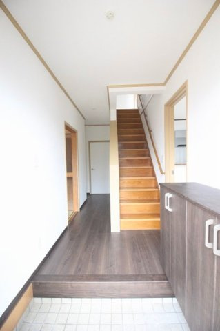 小山市横倉新田　1期の玄関|ゆとりある玄関ホールで開放感◎！手すり付き階段で小さなお子様やご年配の方にも配慮されています！