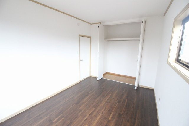 小山市横倉新田　1期の寝室|ハンガーパイプ付きの収納完備！衣類や季節物もスッキリ片付きます！