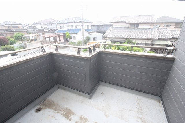 小山市横倉新田　1期のバルコニー|ハンガーパイプ付きの収納完備！衣類や季節物もスッキリ片付きます！