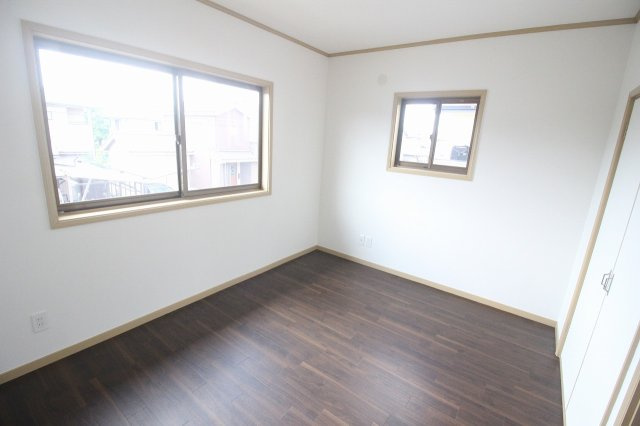 小山市横倉新田　1期の子供部屋|2面採光で明るく開放感のある2階南側洋室！主寝室としても使いやすいゆとりある空間です！