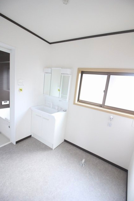 小山市横倉新田　1期の脱衣所|ゆとりのある脱衣所スペース！窓付きで湿気がこもりにくいのも嬉しいポイントです！
