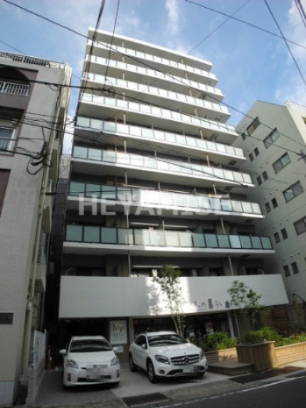 modern palazzo水辺の森の外観