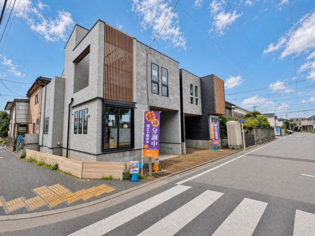 板橋区高島平5丁目 全2棟 B号棟の外観パース|意匠性と実用性を兼ね備えたコートラインを施工
来る者を魅了する美しい外観
角地を含む全2棟
イラストは図面を基に起こしたもので実際のものとは多少異なる場合がございます