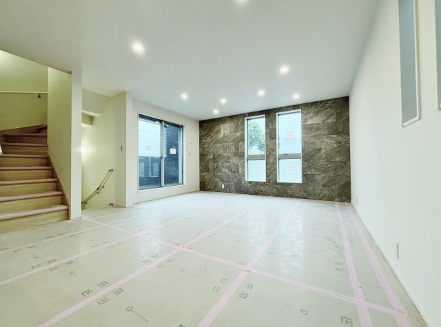 板橋区高島平5丁目 全2棟 B号棟の外観パース|「西高島平」駅徒歩4分の快適な立地に誕生します
南側約6ｍ公道×西側約12ｍ公道に面する角地を含む整形地の全2棟
イラストは図面を基に起こしたもので実際のものとは多少異なる場合がございます