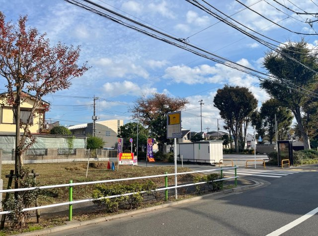 板橋区高島平5丁目 全2棟 B号棟の外観|南側約6ｍ公道×西側約12ｍ公道に面する角地を含む整形地の全2棟
西側にはガードレールの歩道を設けているので小さなお子様も安心です
敷地南側は公園につき彩光や風通しの良い住環境です