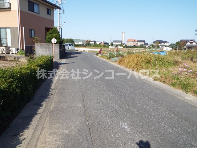 【前面道路含む現地写真】 | 久喜市上内　住宅用地 | 幅員が約5メートル、接道幅にもゆとりがあるのは駐車にも嬉しいです。